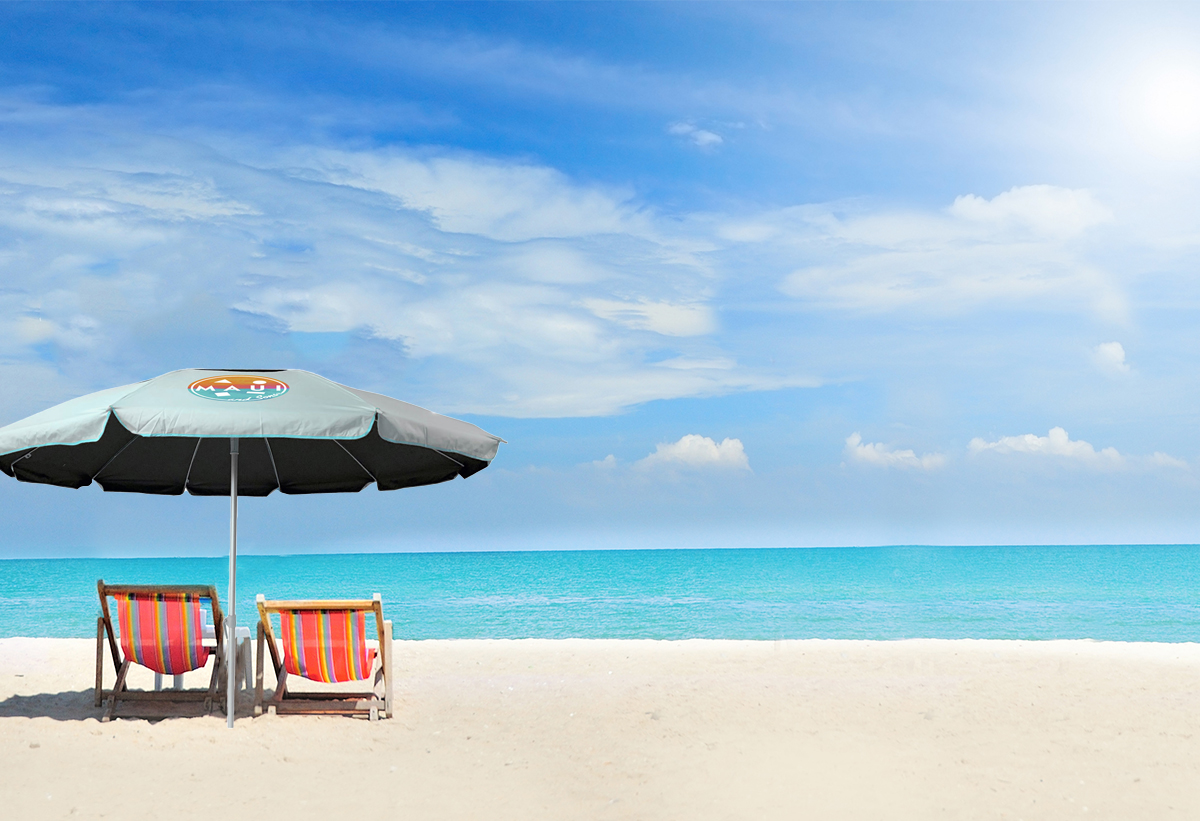 Απεικονίζεται παραλία με δύο ξαπλώστρες και ομπρέλα Maui&Sons Φ1,9m 8 Ακτίνες Αντιανεμική σε μπλε απόχρωση